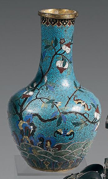 CHINE Vase de forme balustre en bronze doré et émaux cloisonnés à décor de chauves-souris...