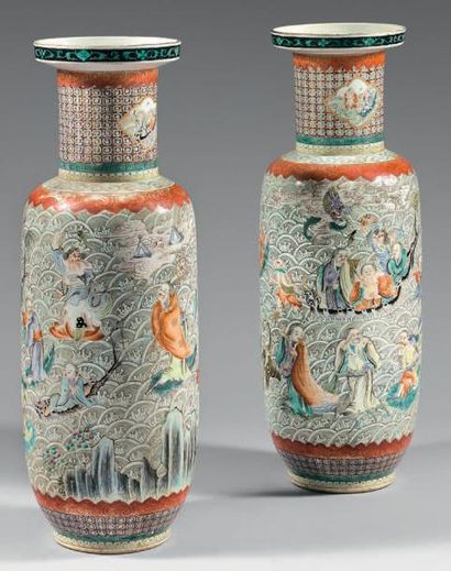 CHINE Paire de grands vases rouleau en porcelaine à beaux décors en émaux de la famille...