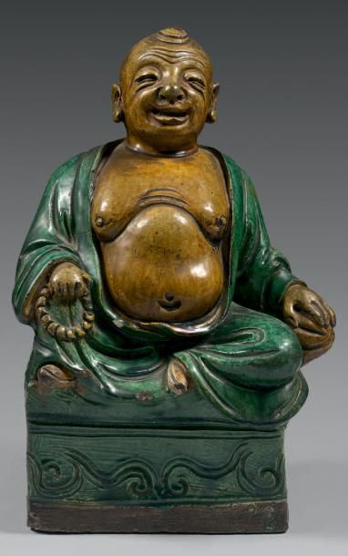CHINE Figurine en terre à glaçure vernissée verte et ocre représentant un Bouddha...
