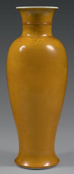 CHINE Grand vase de forme balustre en porcelaine à couverte monochrome ocre jaune....