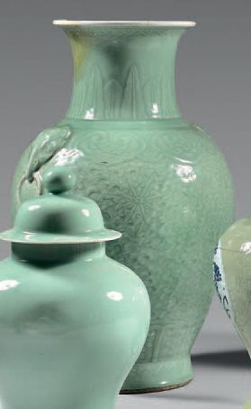 CHINE Grand vase en porcelaine de forme balustre à couverte céladon en léger relief,...