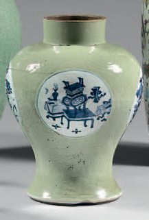 CHINE Vase en porcelaine de forme balustre à fond céladon vert sculpté de fleurs...