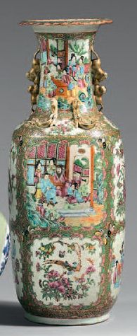 CHINE Grand vase en porcelaine de forme balustre décoré en émaux de la famille rose...