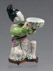 CHINE Figurine en porcelaine représentant une jeune femme agenouillée portant une...