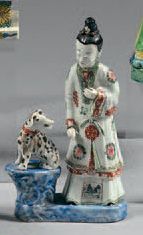 CHINE Groupe en porcelaine représentant une jeune femme debout sur un tertre près...