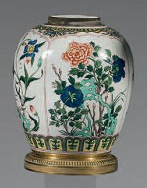 CHINE Pot ovoide en porcelaine décoré en émaux de la famille verte de fleurs et de...