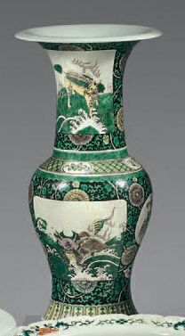 CHINE Vase yenyen en porcelaine décoré en émaux de la famille verte de carpes, de...