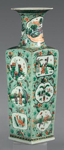 CHINE Grand vase quadrangulaire à col évasé décoré en émaux de la famille verte de...