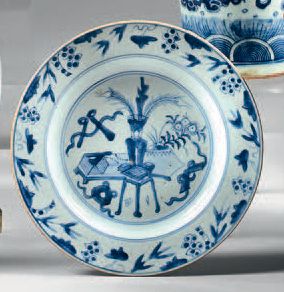 CHINE Assiette circulaire en porcelaine décorée en bleu sous couverte d'objets précieux...