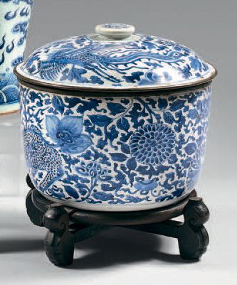 CHINE Grand pot circulaire couvert en porcelaine décoré en bleu sous couverte de...