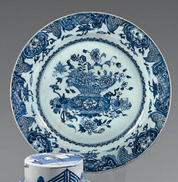 CHINE Petit plat circulaire en porcelaine décoré en bleu sous couverte d'un panier...