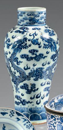 CHINE Vase de forme balustre en porcelaine décoré en bleu sous couverte de dragons...