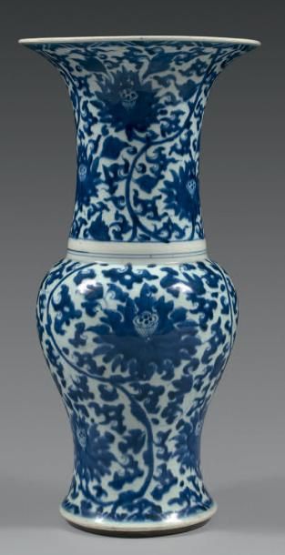 CHINE Vase yenyen en porcelaine décoré en bleu sous couverte de fleurs de lotus traitées...