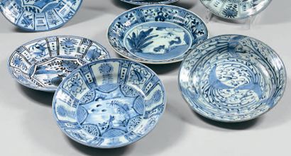JAPON Arita. Quatre assiettes circulaires en porcelaine, décorée en bleu sous couverte...