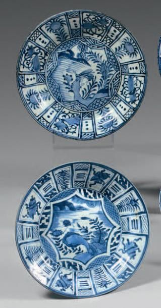 JAPON Arita. Deux assiettes circulaires en porcelaine décorées en bleu sous couverte...
