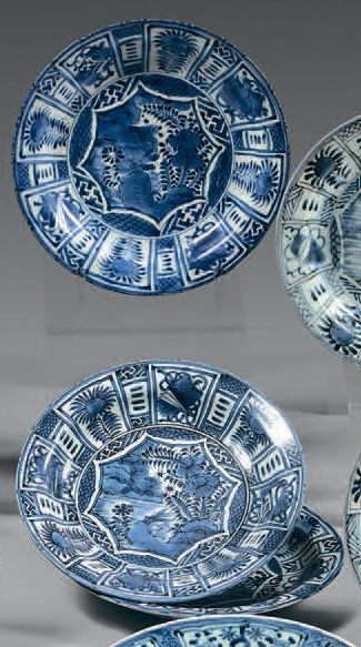 JAPON Arita. Deux plats circulaires en porcelaine Arita décorés en bleu sous couverte...