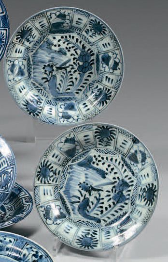 JAPON Arita. Paire d'assiettes circulaires en porcelaine décorées en bleu sous couverte...