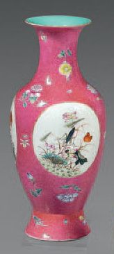CHINE Vase en porcelaine de forme balustre à fond rose à décor incisé «a sgrafiato»...