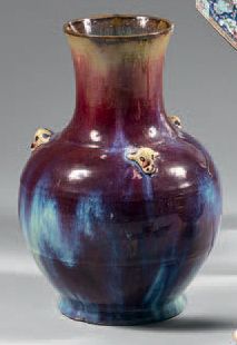 CHINE Vase de forme balustre reposant sur un léger talon décoré à l'épaulement de...