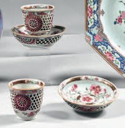 CHINE Paire de tasses dites «réticulées» et leurs soucoupes en porcelaine, modèle...