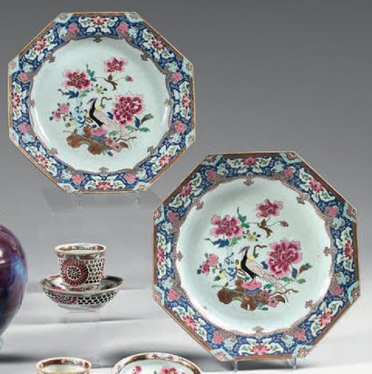 CHINE Paire de plats à pans coupés en porcelaine décorés en émaux de la famille rose...