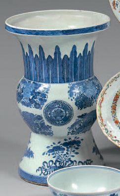 CHINE Vase d'autel de forme balustre, le col évasé en porcelaine décoré en bleu sous...