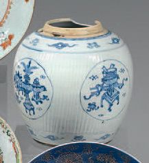 CHINE Pot à gingembre ovoïde à godron décoré en bleu sous couverte d'objets précieux...