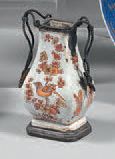 CHINE Petit vase quadrangulaire en porcelaine décoré en rouge de fer et or d'oiseaux...
