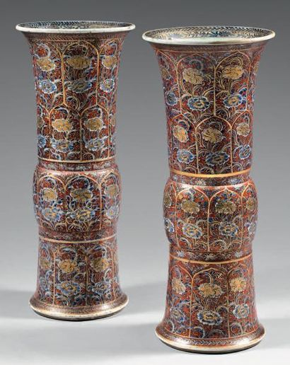 CHINE Importante paire de vases cornets en porcelaine, décorés en bleu sous couverte...