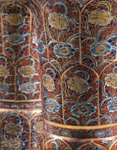 CHINE Importante paire de vases cornets en porcelaine, décorés en bleu sous couverte...