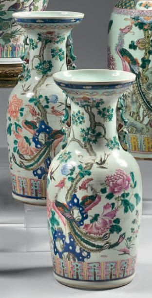 CHNE Paire de vases de forme balustre en porcelaine décorés en émaux de la famille...