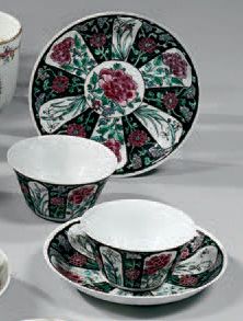 CHINE Paire de bols à thé et leurs sous-tasses en porcelaine à décor polychrome de...