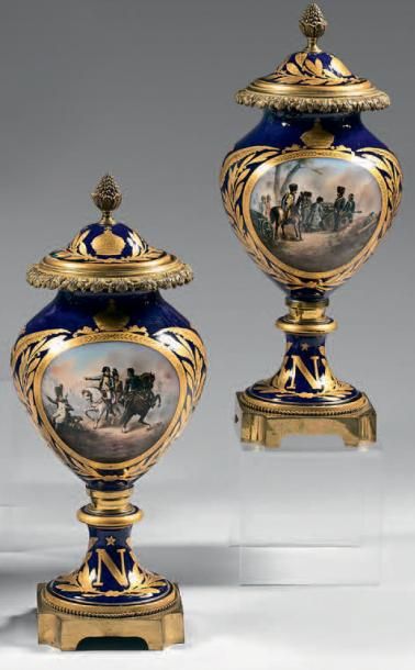 SAMSON à Paris Paire de vases couverts de forme balustre en porcelaine à fond bleu...