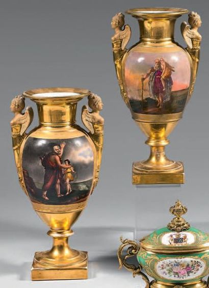 PARIS Paire de vases en porcelaine de forme balustre à fond doré les anses figurant...