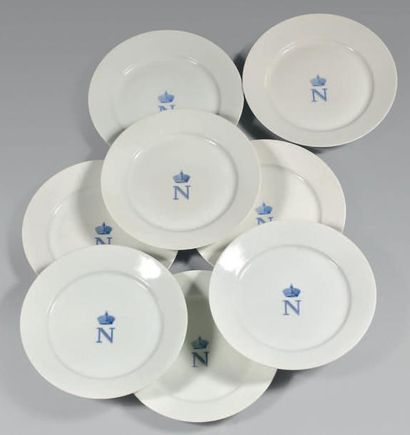 SÈVRES Suite de huit assiettes plates circulaires en porcelaine décorées en bleu...