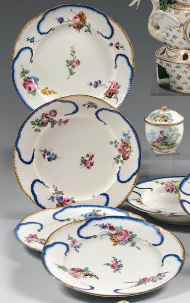 SÈVRES Six assiettes dont deux à potage et quatre plates, à bordure contournée en...