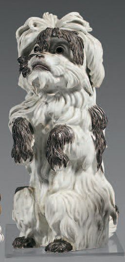 SAMSON à Paris Chien en porcelaine. Dans le style de Meissen, représenté faisant...