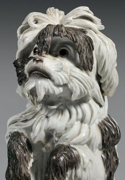 SAMSON à Paris Chien en porcelaine. Dans le style de Meissen, représenté faisant...