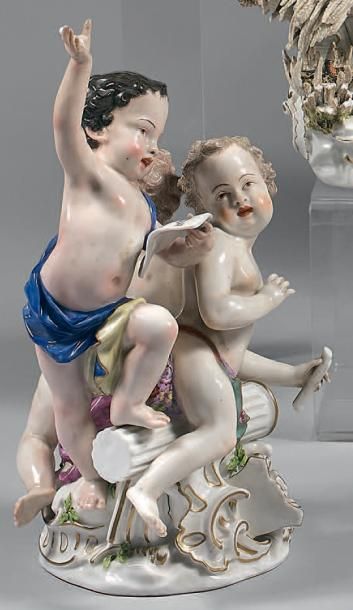 MEISSEN Deux groupes en porcelaine composés d'amours symbolisant les Arts, reposant...