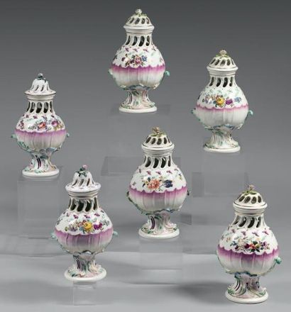 MEISSEN Quatre vases pots-pourris et leur couvercle en porcelaine de forme balustre...