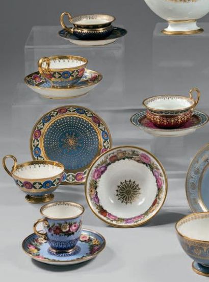 SÈVRES Cinq tasses à thé et à café et leurs sous-tasses en porcelaine à décor polychrome...