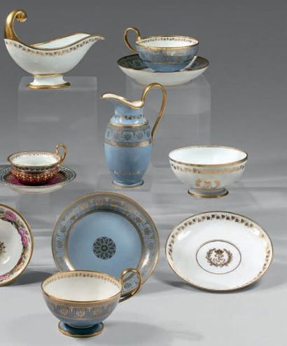 SÈVRES Ensemble de porcelaines comprenant: deux grandes tasses à thé et leurs sous-tasses...