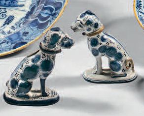 FRISE ou ANGLETERRE Deux figurines représentant deux chiens assis dont l'un est percé...