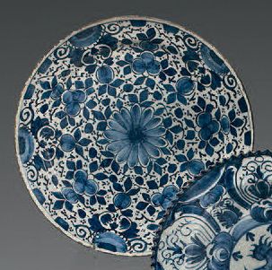 DELFT Quatre plats circulaires en faïence en camaïeu bleu, décors différents: fleurs,...