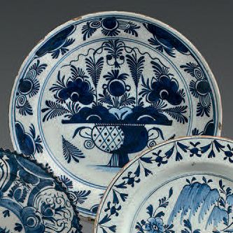 DELFT Quatre plats circulaires en faïence en camaïeu bleu, décors différents: fleurs,...