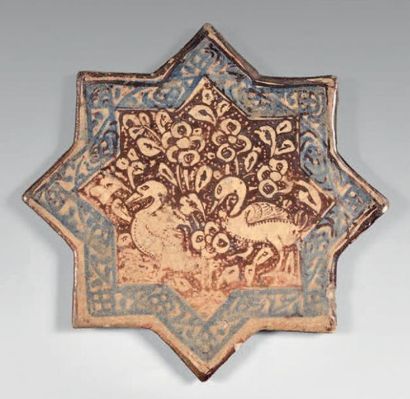 KASHAN (Iran) Carreau en céramique en forme d'étoiles à huit branches en céramique...