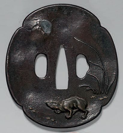 null TSUBA en fer à motif en relief d'un loup sous une lune argent. Dim: 10,2 cm
Japon,...