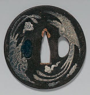 null TSUBA en fer à décor en nunome-zogan argent d'un Dragon et de 2 phénix. L: 7,1...