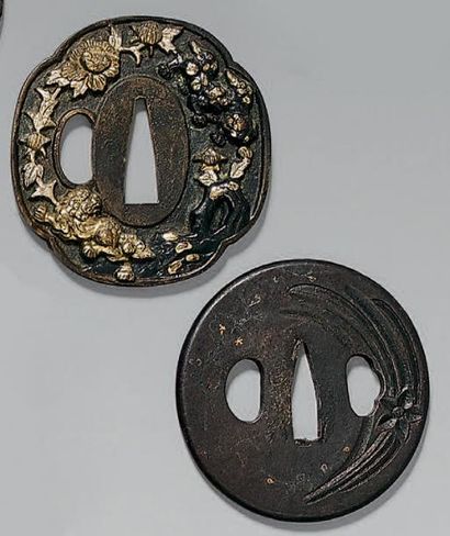 null Ensemble de 2 TSUBA L'un en cuivre patiné à décor en haut relief de Shishi et...