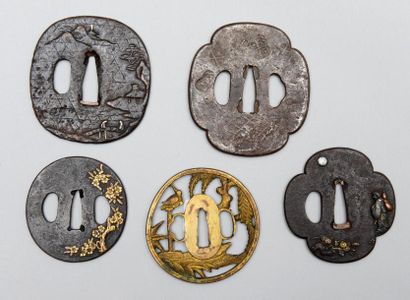 null Ensemble de 5 TSUBA: en cuivre doré et ajouré d'oiseaux et branches. L: 6,8...